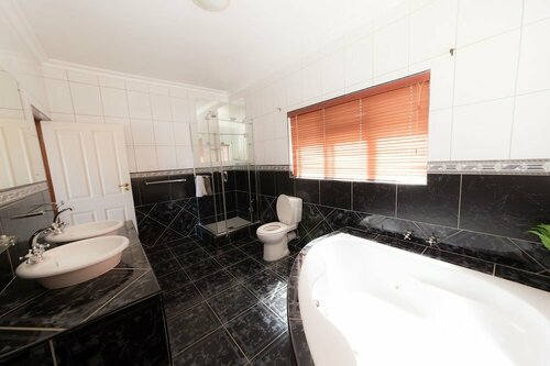Nama White Guesthouse, Reservar Pousada (com pequeno-almoço) Hotéis em Springbok com estacionamento, Estacionamento