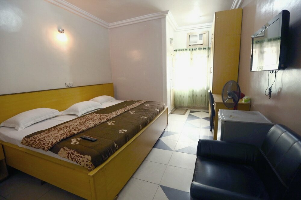 Semper Diamond Lodge