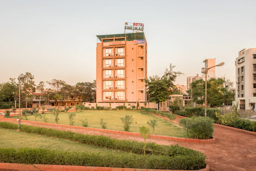 Treebo Trend Shrimad Residency, Prenota Hotel Hotel a Gujarat con piscina, Piscina
