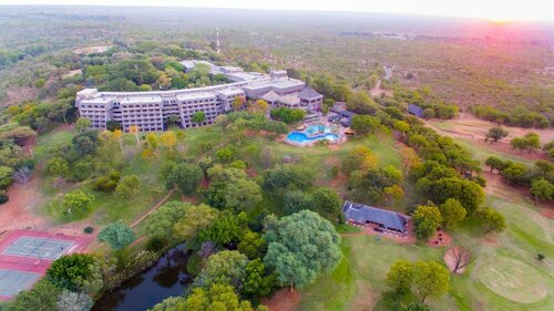 Elephant Hills Resort, Забронировать Курортный отель Отели Виктория-Фолс с бассейном, Бассейн