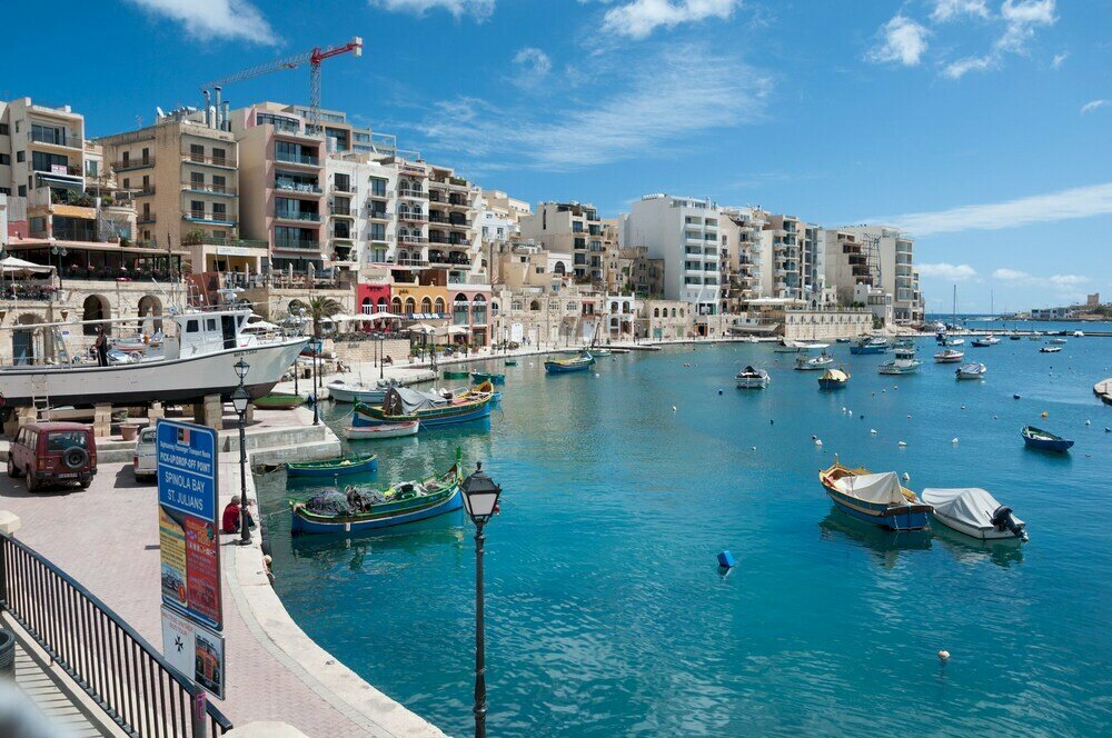 Cosy Apartment Steps to St George's Bay