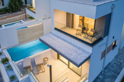 Luxury Villas Joy, Забронировать Вилла Отели Новаля с парковкой, Парковка