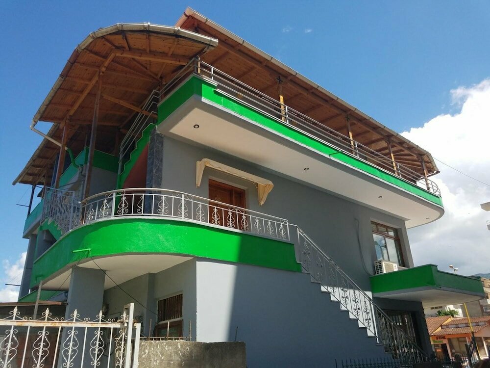Gold Guest House & Bar