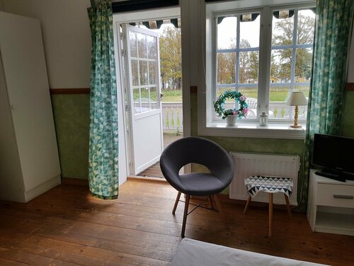 Röda Stallet B&B, Rezerwuj Bed and Breakfast Hotele w Jonkoping z parkingiem, Parking
