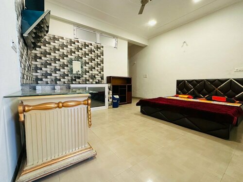 Shree Radha Residency-near ISKCON Temple, Забронировать Отель Отели штата Уттар-Прадеша с парковкой, Парковка