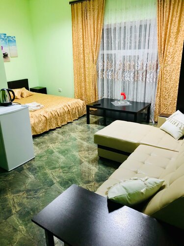 SanBah Guest House, Prenota Affittacamere Hotel a Molchanovka con piscina, Piscina