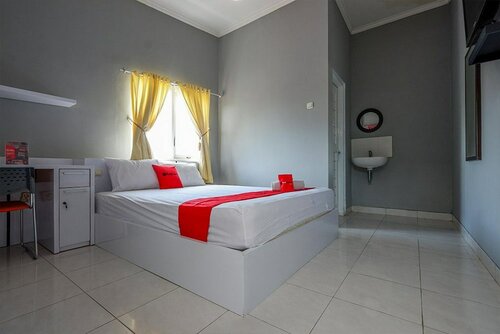 RedDoorz near Solo Square 3, Prenota Hotel Solo. Central Java