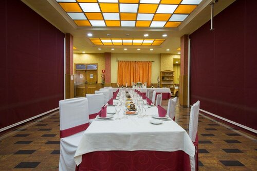 Hotel los Chiles, Забронировать Отель Отели Вильянуэва-дель-Арсобиспо с бассейном, Бассейн