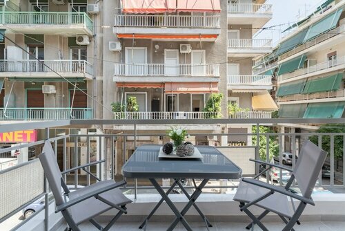 Explore History from a Chic Central Apt, Забронировать Апартаменты/квартира Неос-Космос Афины