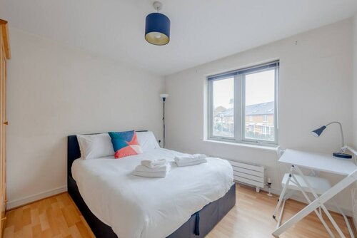 Spacious 2 Bedroom Apartment Near White City, Забронировать Апартаменты/квартира Отели Большого Лондона с парковкой, Парковка