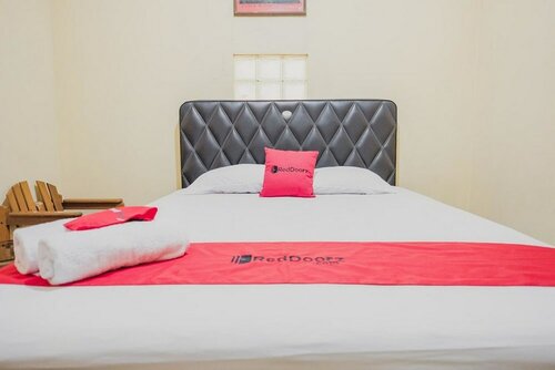 RedDoorz Syariah near Stadion Maulana Yusuf, Забронировать Гостевой дом Аньер Banten