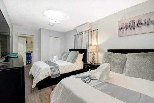 Comfortable Luxurious Home with Hot Tub, Near the Beach, Забронировать Отель Халландейл-Бич Голливуд