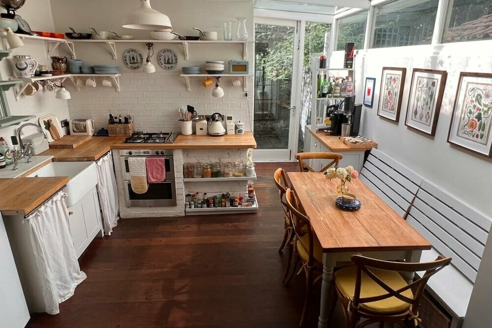 Picturesque 2BD House - Heart of Stepney Green!