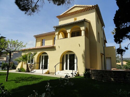 Holiday village Vtf Les Heures Claires, Забронировать Отель Сент-Максим Mimosa Road