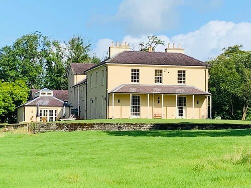 Llwynhelig Manor, Забронировать Отель Лландейло 