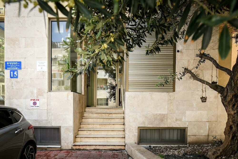 MAMAD - Pet-friendly 2BR Apt & Kitchen