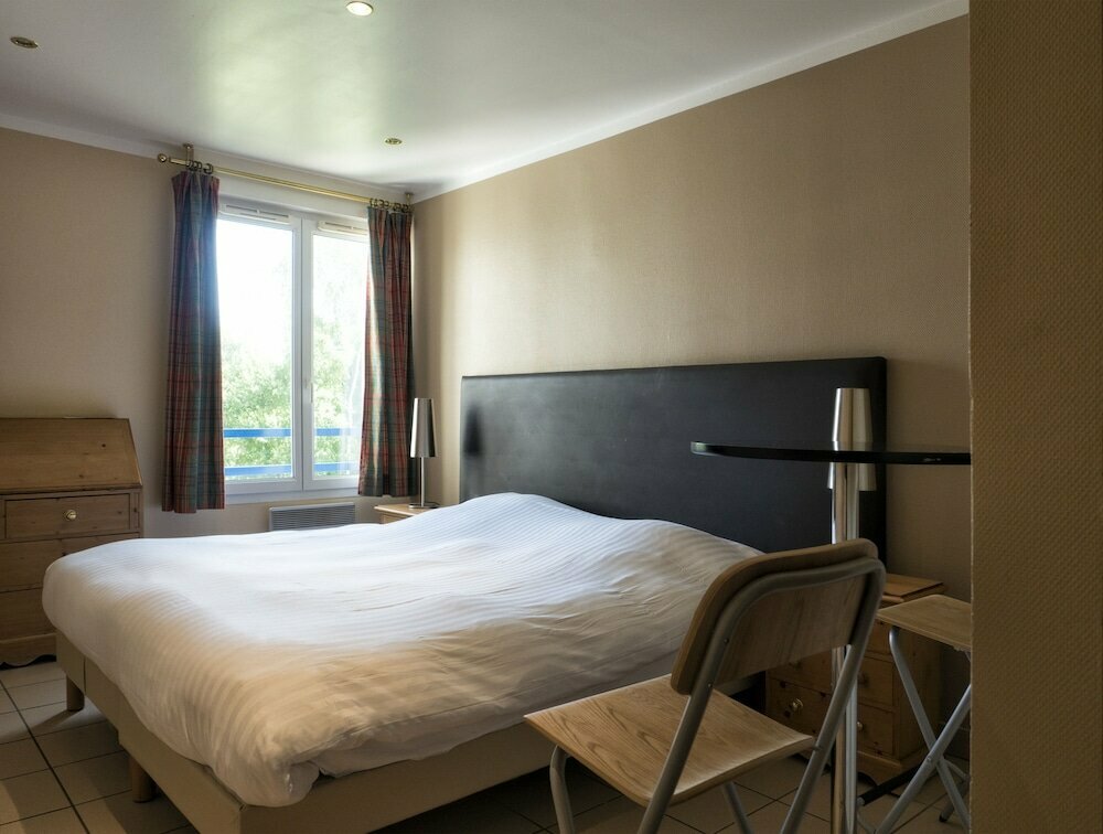 Hôtel Résidence Les Ducs de Chevreuse: Hébergement, Bureau, repas et Petit déj