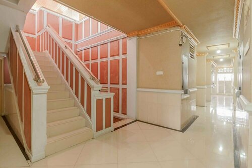 RedDoorz Plus Syariah near RSUP Dr. M. Djamil Padang, Book Bed and Breakfast Padang hoteller med parkering, Parkering