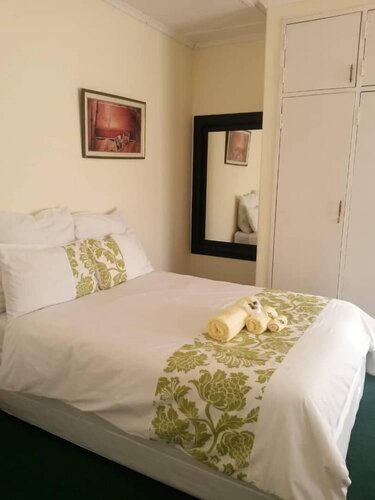 Ingwe Place Guest House, Book Pension Hoteller i Bulawayo med parkering, Parkering