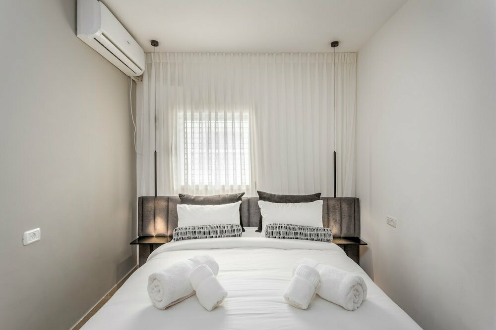 Stylish one BDR with balcony