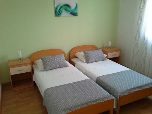 Josi - With Beautiful Garden - A1 Plavi, Брондау Пәтер Brac Island 