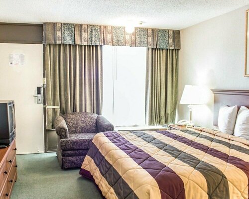 Econo Lodge Inn & Suites Airport, Book Hotel  