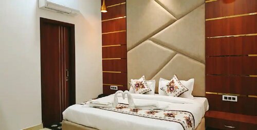 The Posh Hotel, Забронировать Отель Отели Амритсара с парковкой, рядом с Автобусный вокзал Амритсара, Парковка