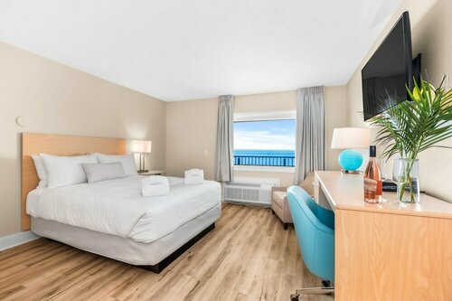 Gold Coast Inn ⁀➷ Breathtaking Sunsets ➠ Standard Lake View Room ➠ 106, Забронировать Отель Траверс-Сити штат Мичиган