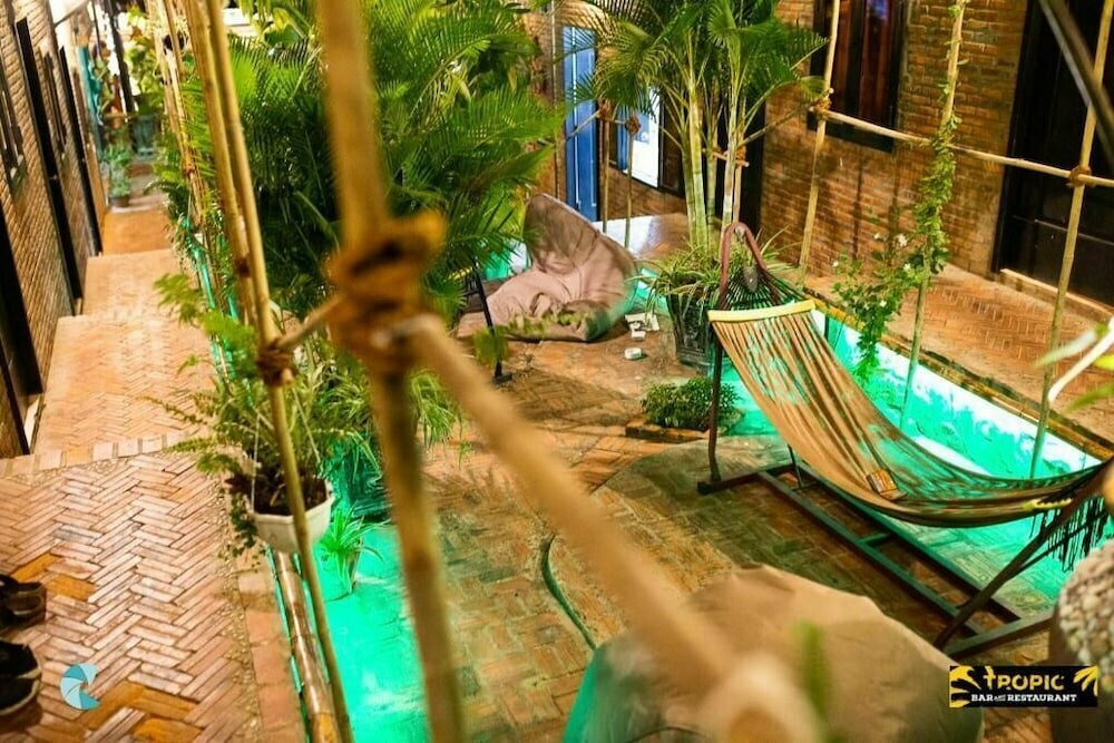 Tropic Hostel And Restaurant