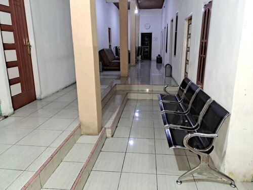 Oyo 92596 Al-razzaq Guest House, Reservar Hotel Hotéis em East Java com Estacionamento, Estacionamento