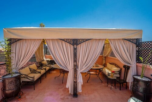 Riad Dar Nejma & SPA, Забронировать Отель Отели Марракеша с парковкой, рядом с Музей марокканского искусства, Парковка