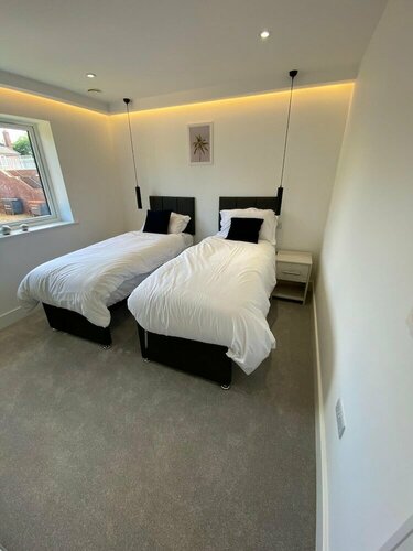 Modern 2 Bed 2 Bath Flat