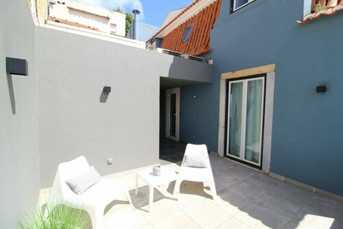 Lovely 1 Bedroom With Patio in Lisbon, Забронировать Отель Отели Лиссабона с парковкой, рядом с Campo de Ourique Market, Парковка