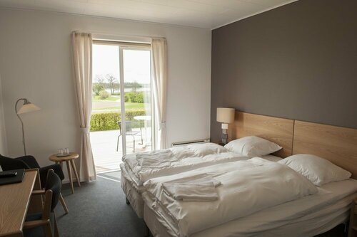 Møn Golf Resort - Hotel Præstekilde, Забронировать Отель Отели Стеге с парковкой, Парковка