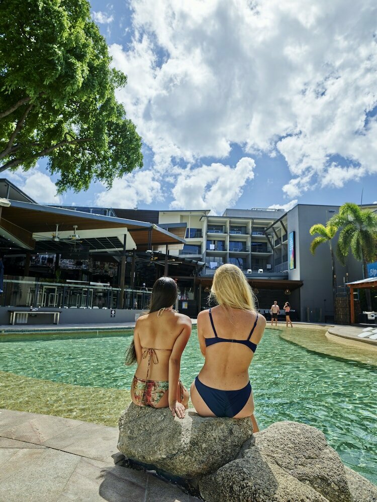 Gilligans Backpackers Hotel & Resort