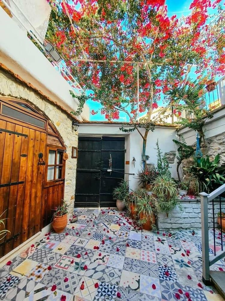 Stratos ArtDeco House