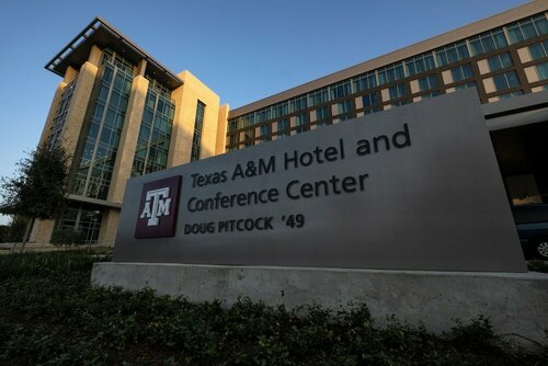 Texas A&M Hotel and Conference Center, Varaa Hotelli Hotellit College Station uima-altaalla, lähellä Brison Park, Uima-allas