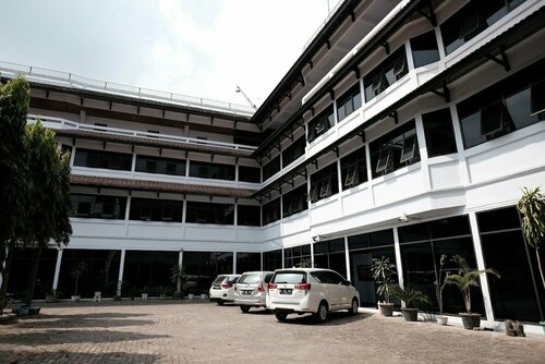 RedDoorz @ Cempaka Putih Jambi, Reservar Hotel Hotéis em Jambi com estacionamento, Estacionamento
