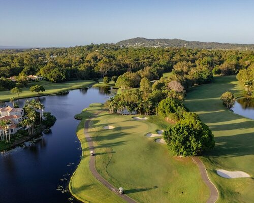 Noosa Springs Golf & Spa Resort, Забронировать Курортный отель Нуса-Хедс Noosa