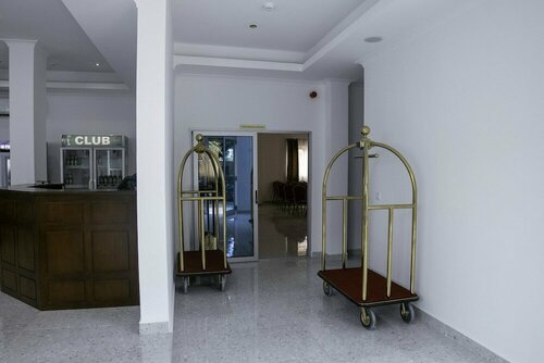 Monarch, Book Hotel Hoteller i Greater Accra med parkering, Parkering