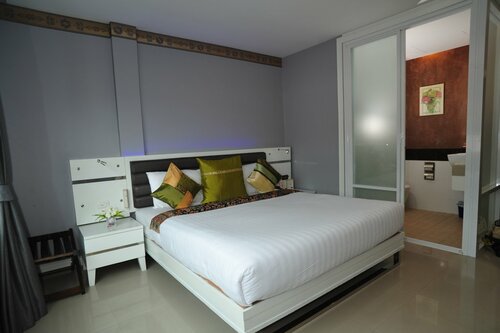 C & N Hotel Patong, Phuket, Забронировать Отель Отели Патонг-Бич с парковкой, рядом с Торговый центр Jungceylon, Парковка