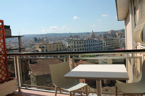 Sonevi Rooms Napoli, Забронировать Гостевой дом Отели Неаполя с парковкой, рядом с Дуомо, Парковка