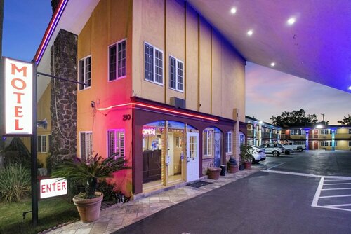 Sky Palm Motel - Orange, Забронировать Мотель Отели Disneyland California с парковкой, Парковка