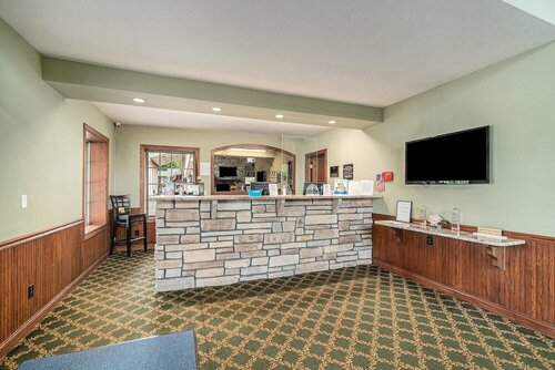 Howard Johnson by Wyndham Traverse City, Забронировать Мини-отель Траверс-Сити штат Мичиган, рядом с Музейный центр Деннос