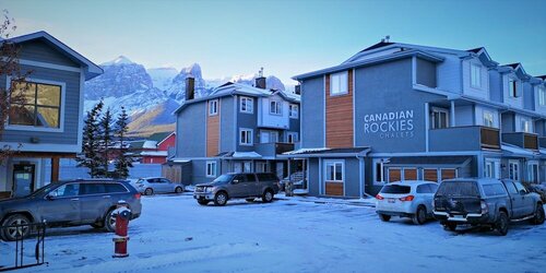 Canadian Rockies Chalets by Trilink - 2 & 3 Bedroom Condos - Self Check-In - Walking Distance to Downtown - Free Parking - Pet-Friendly - No AC, Забронировать Шале Виллы Канмор, Вилла