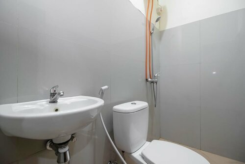 RedDoorz @ Meruya 2, Book Pension Hoteller i Jakarta med parkering, Parkering