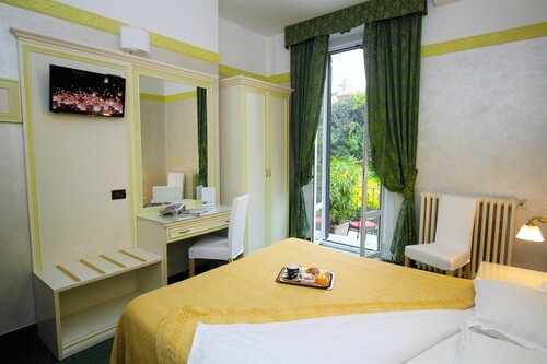 Hotel Charly, Забронировать Отель Отели Милана с парковкой, рядом с Лорето, Парковка