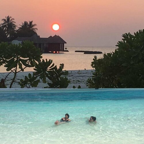 Sunset Holidays, Đặt Khách sạn Huraa 