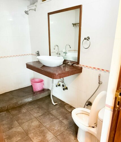 Roomshala 033 Silver Inn NFC, Забронировать Отель Нью-Френдс-Колони 