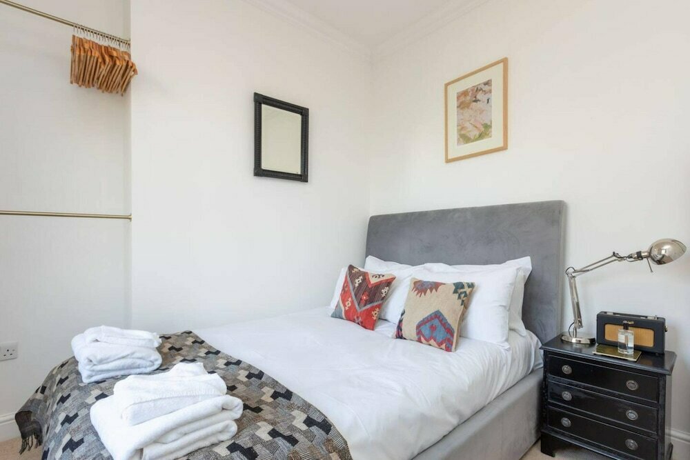 Light and Spacious 1 Bedroom Maisonette - Brockley